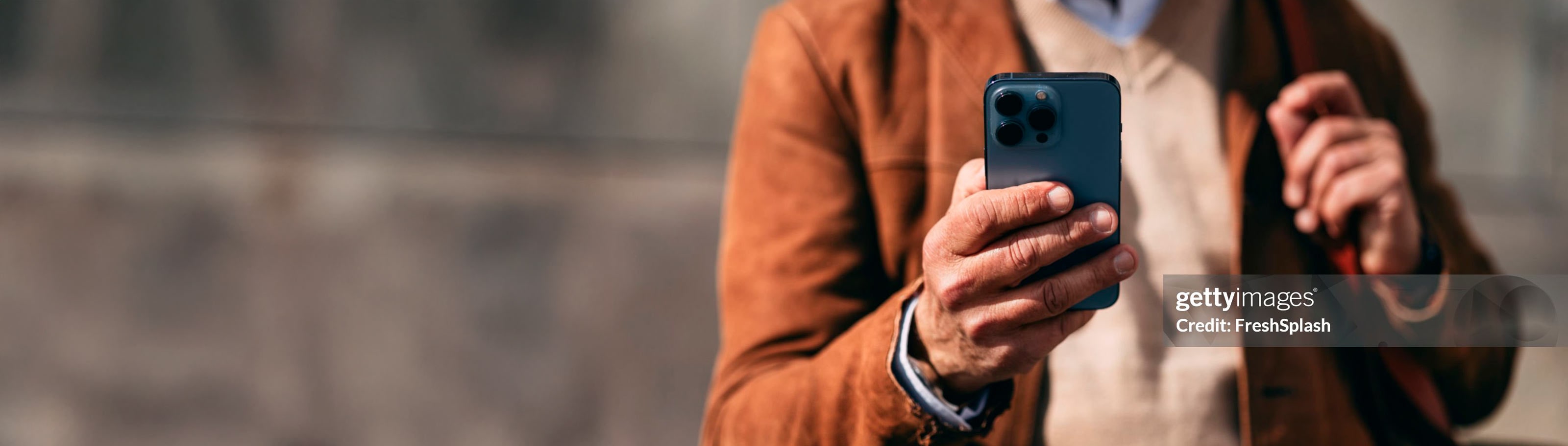 Persona usando celular