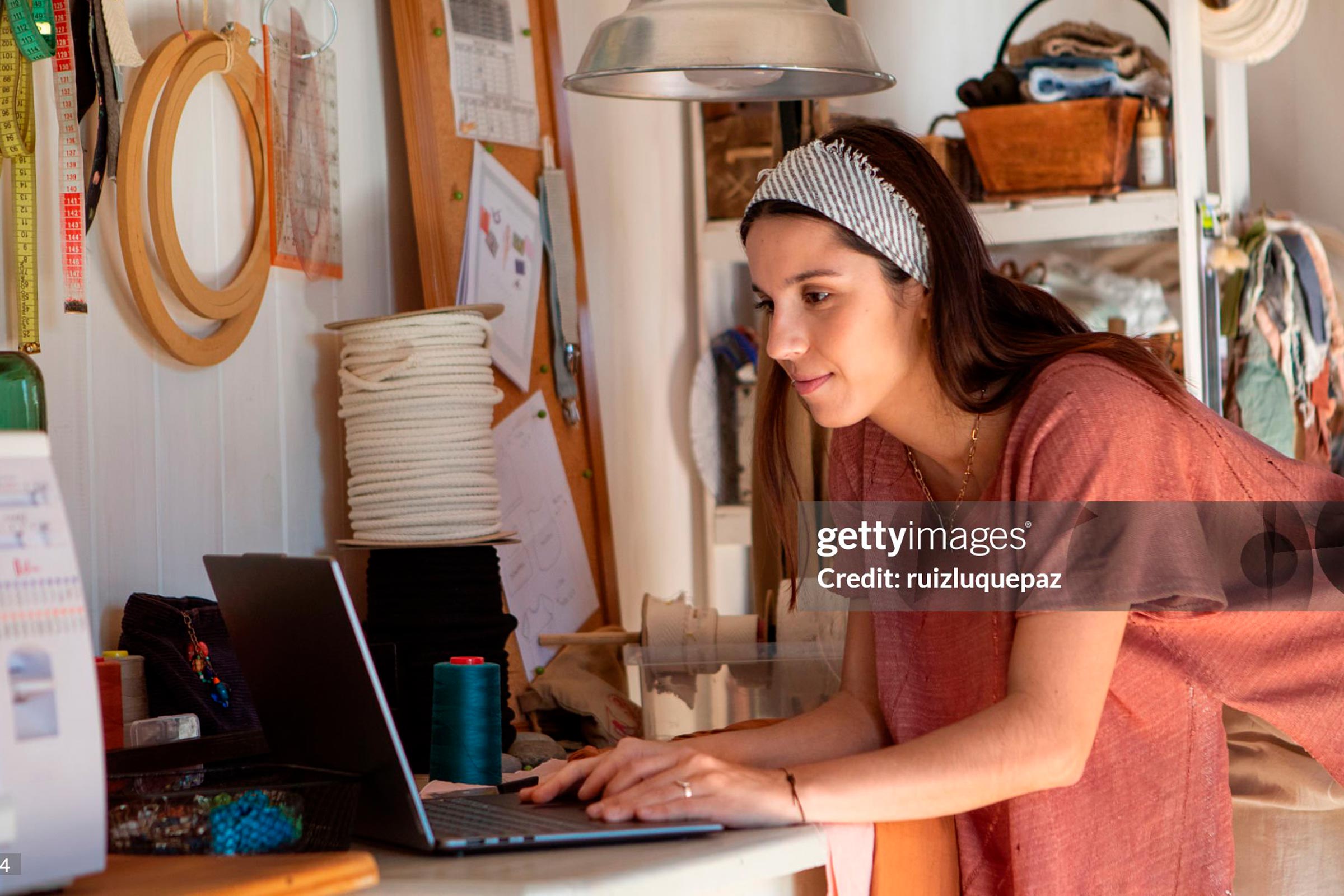 Mujer usando computadora