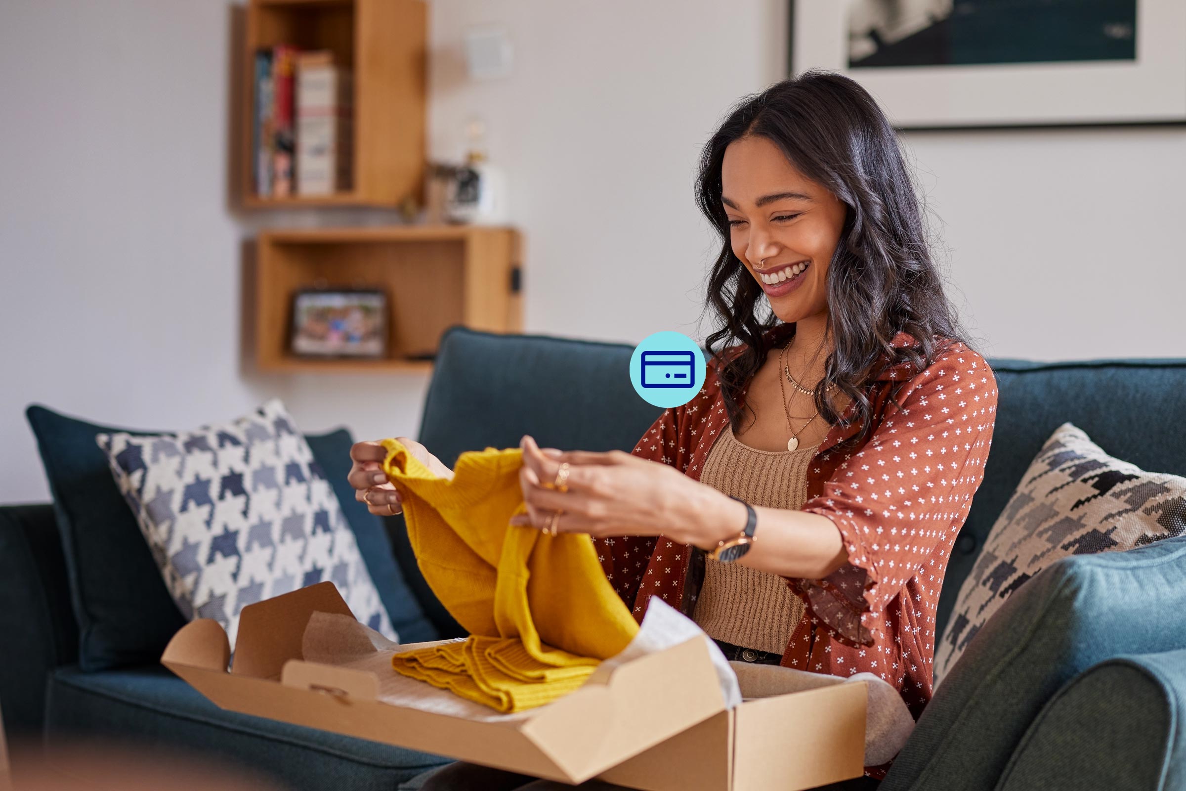 mujer abriendo su paquete comprado con su tarjeta BBVA