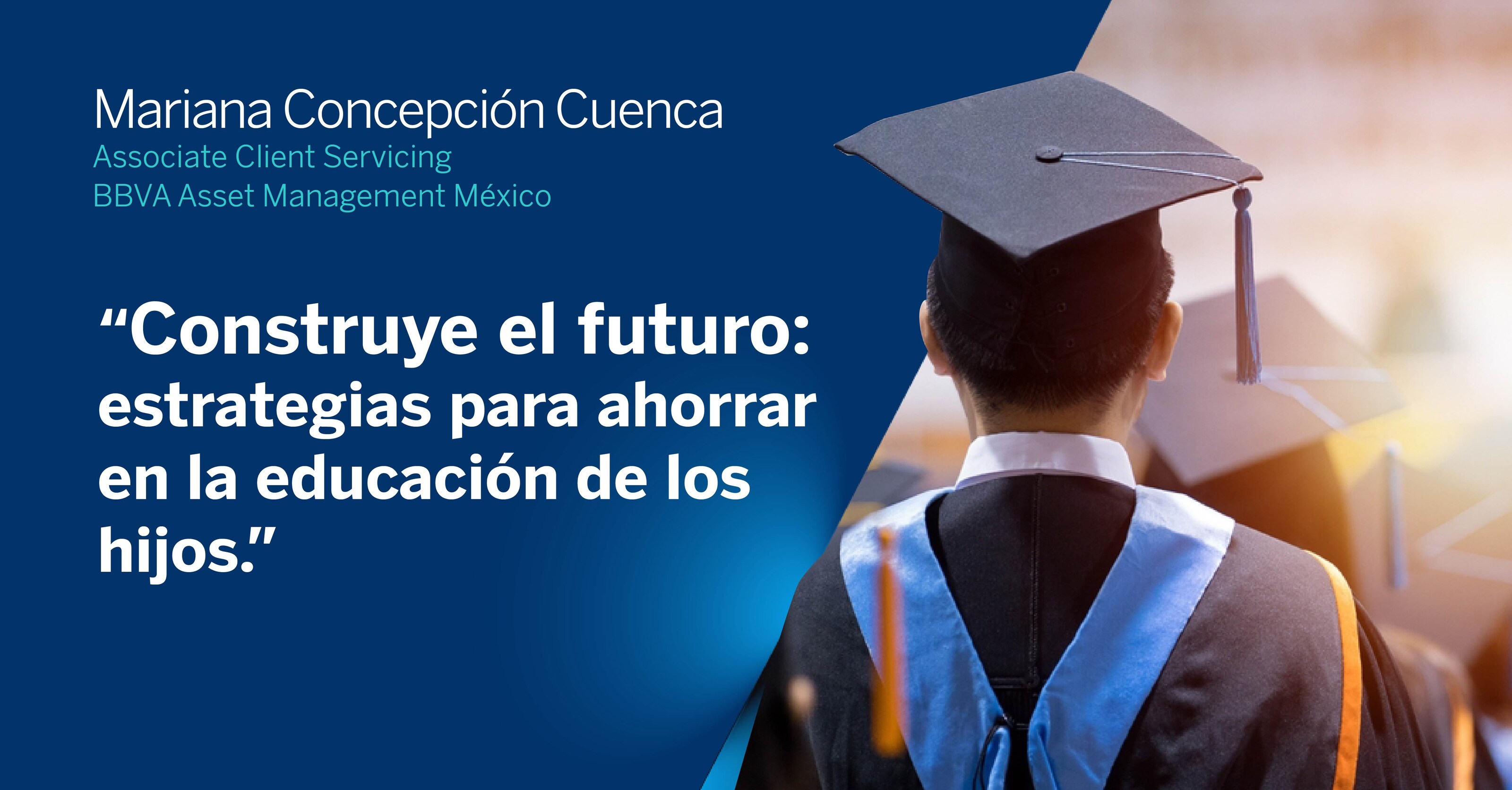 Joven graduandose
