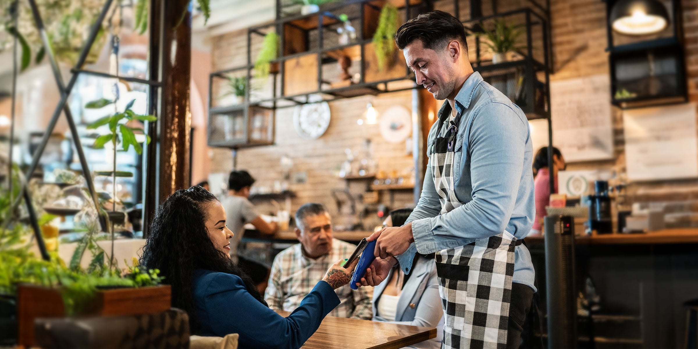 mujer pagando con tarjeta