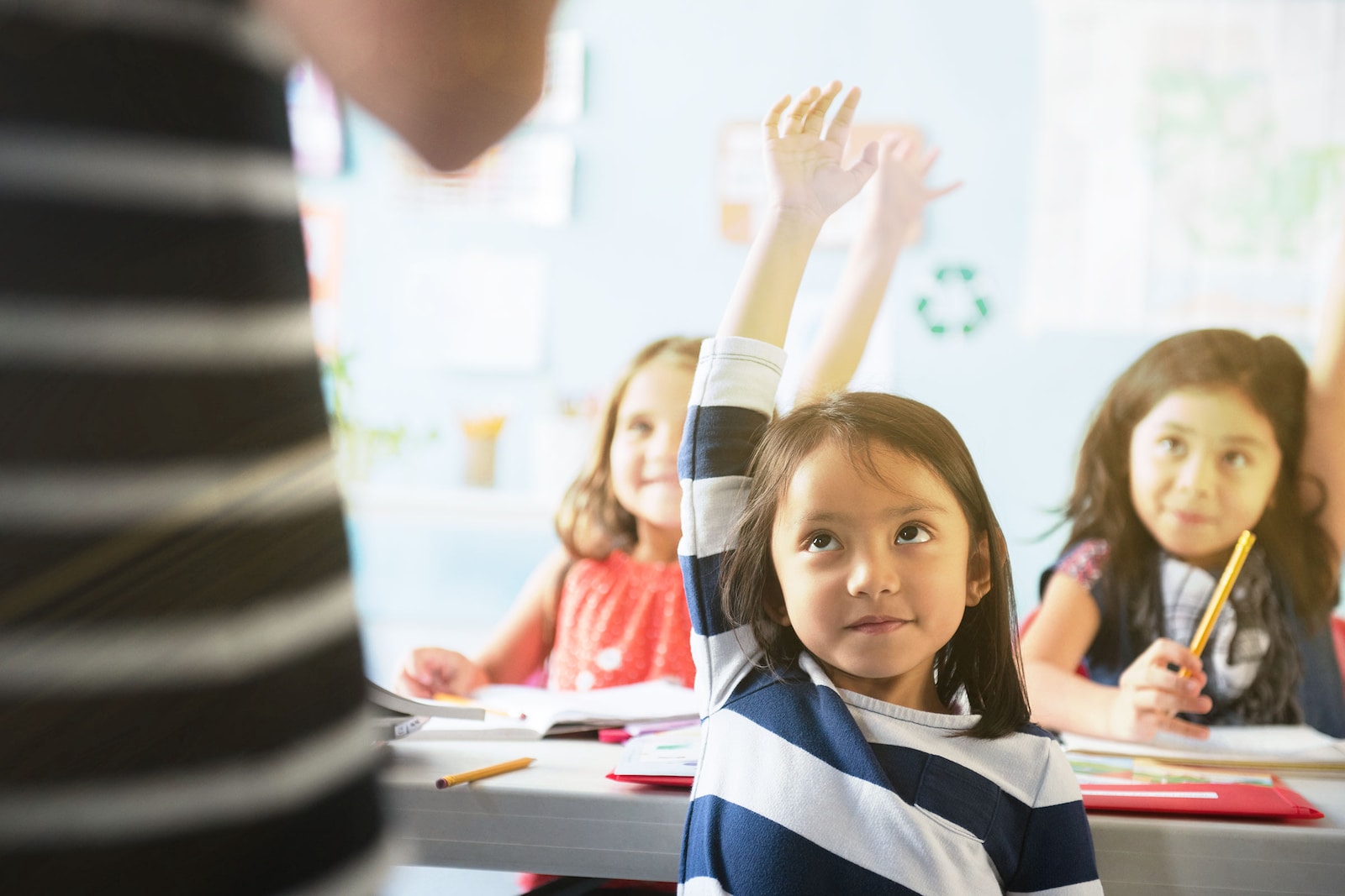 niña en clase 