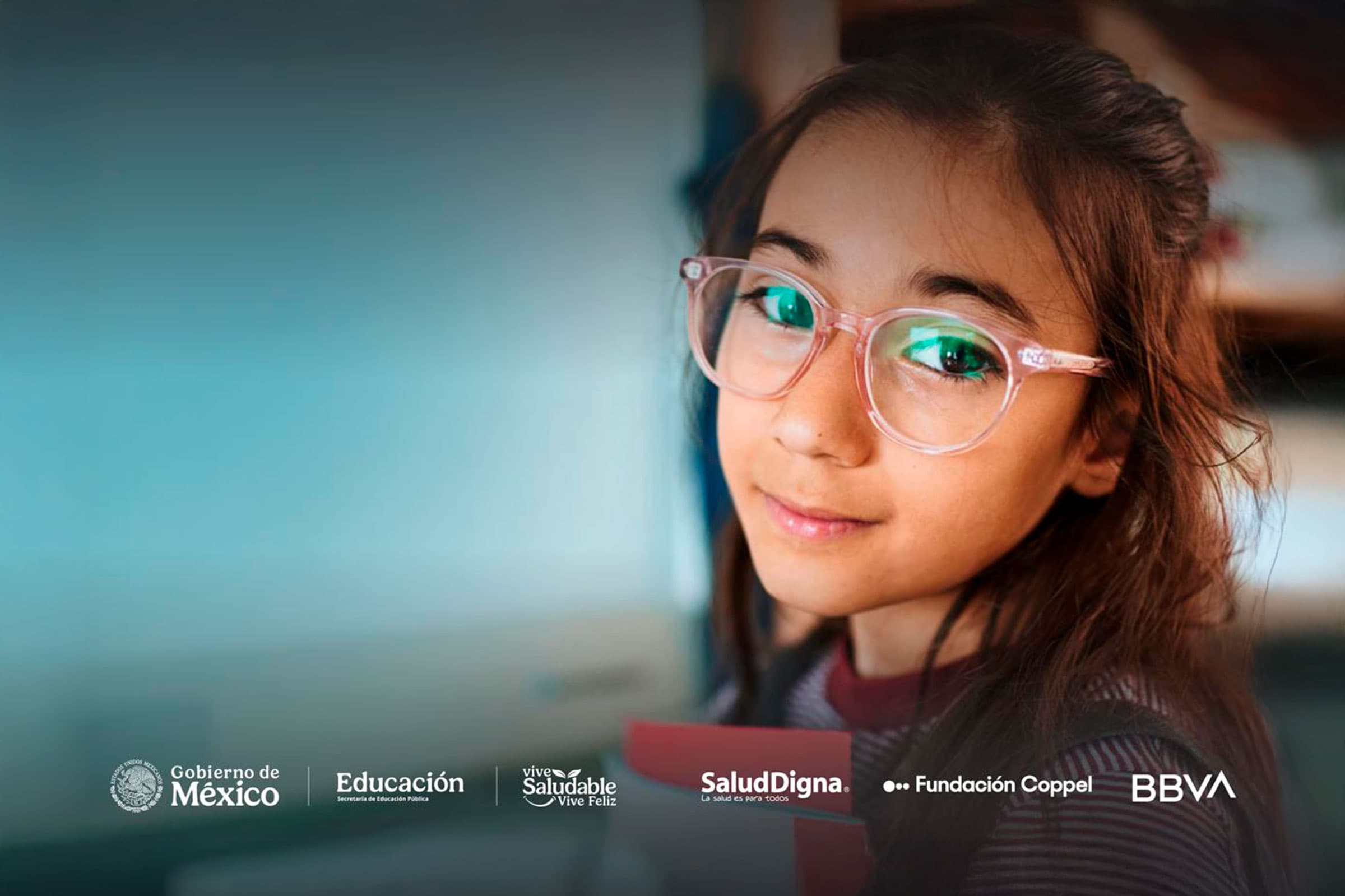 Niña con lentes 