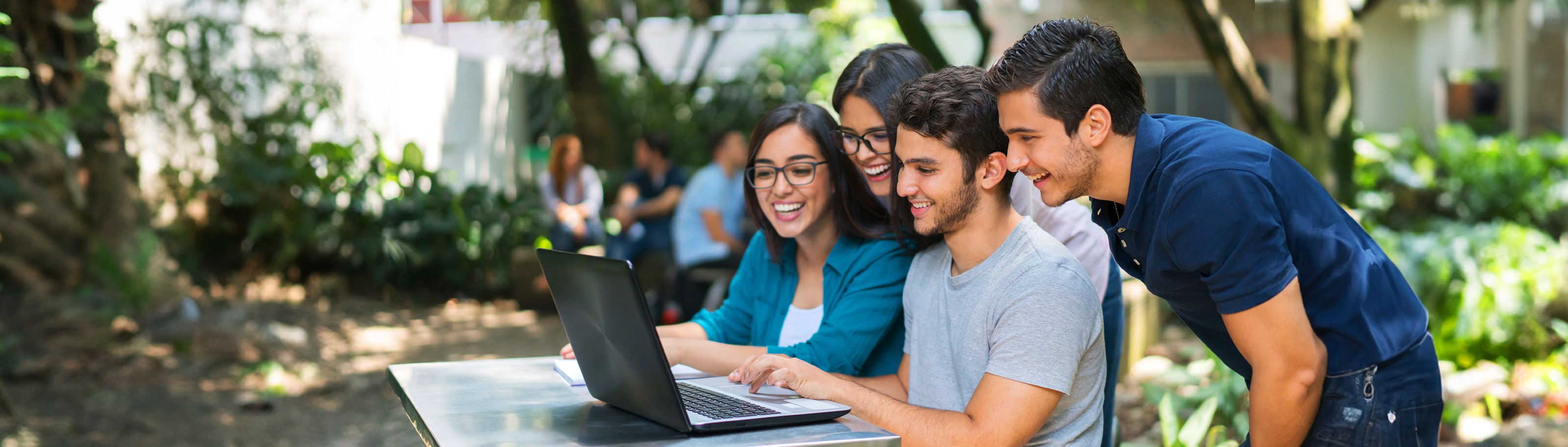 estudiantes trabajando en equipo