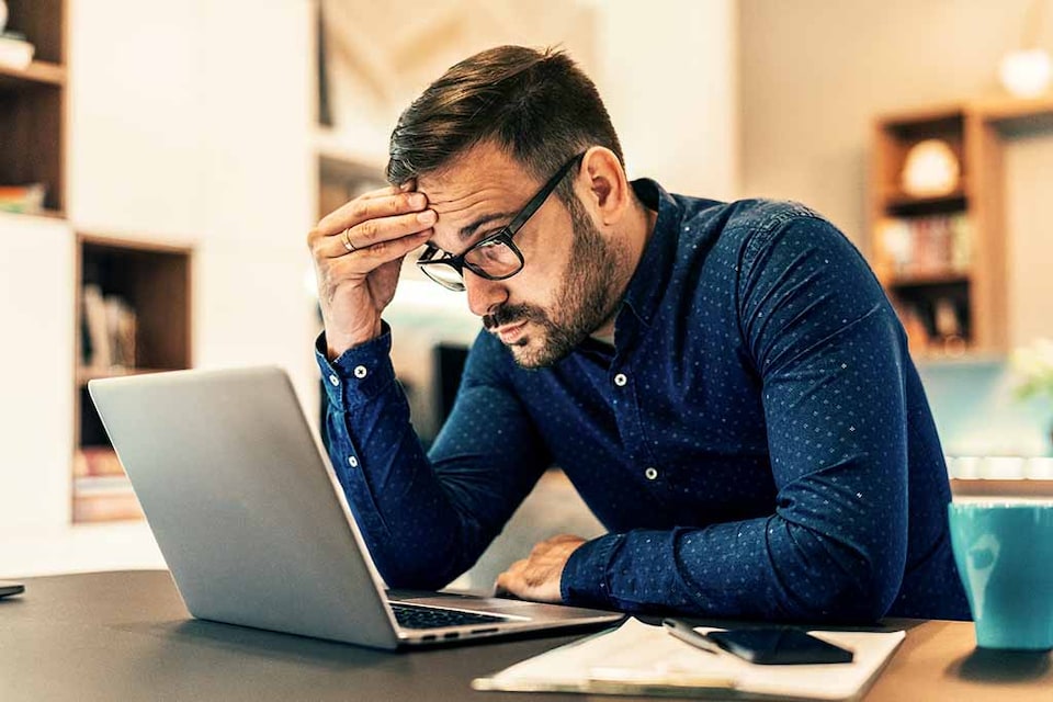 hombre en computadora 