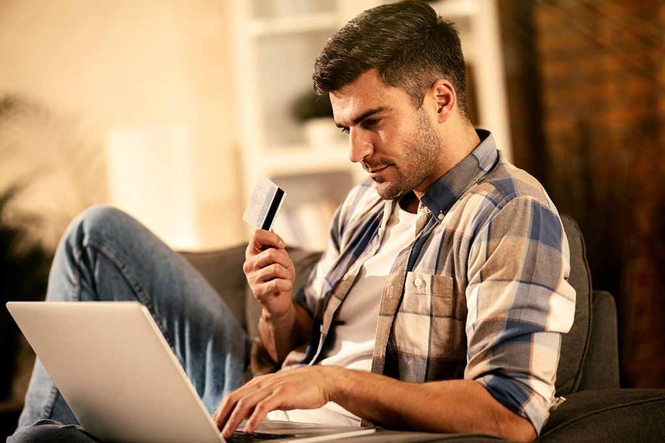 Hombre consultando Buró de Crédito