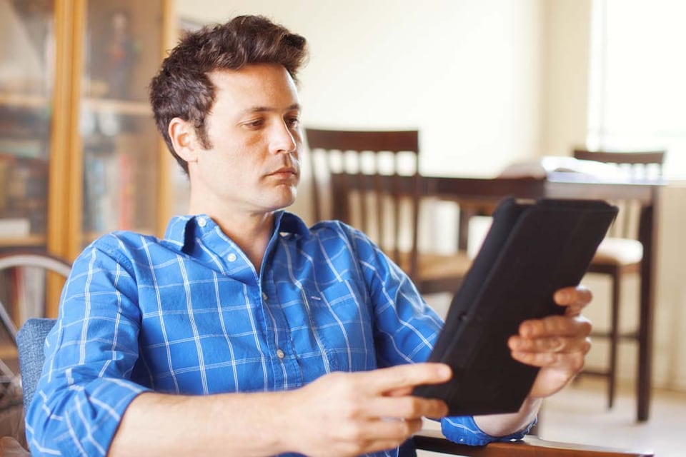 señor en computador 