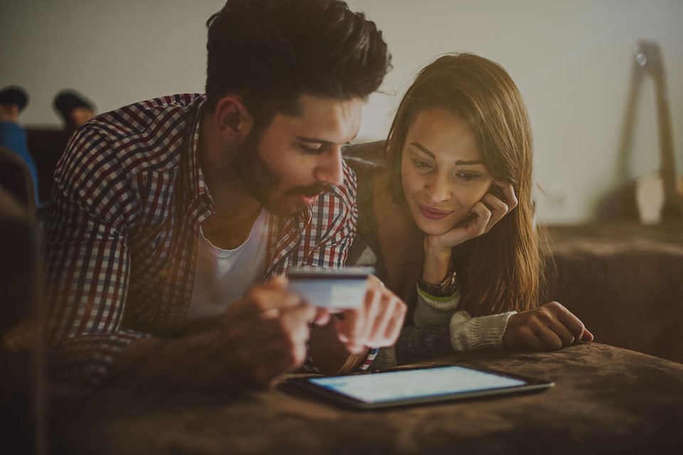 Hermanos adquiriendo primera tarjeta de crédito