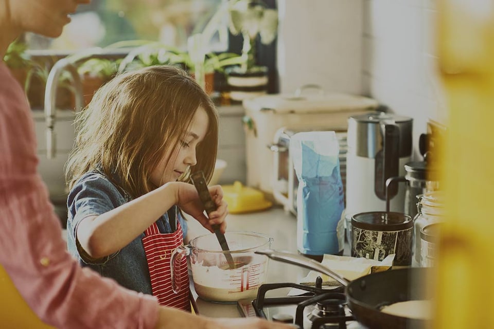 Cocina con niños y enséñales cómo hacer compras