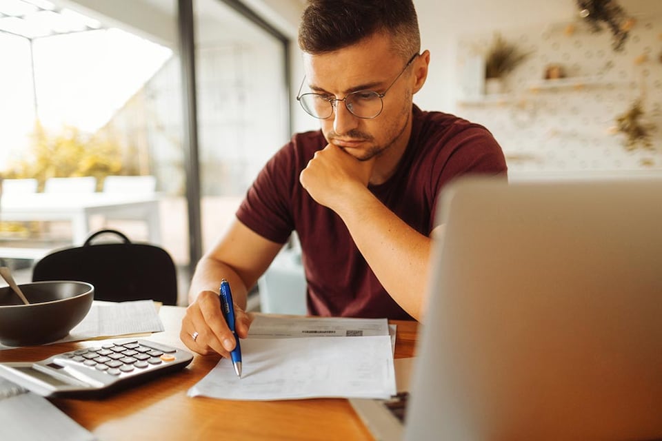 joven eligiendo tipo de seguro