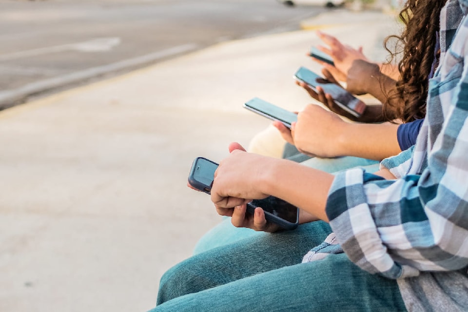 Redes sociales y salud financiera de los jóvenes