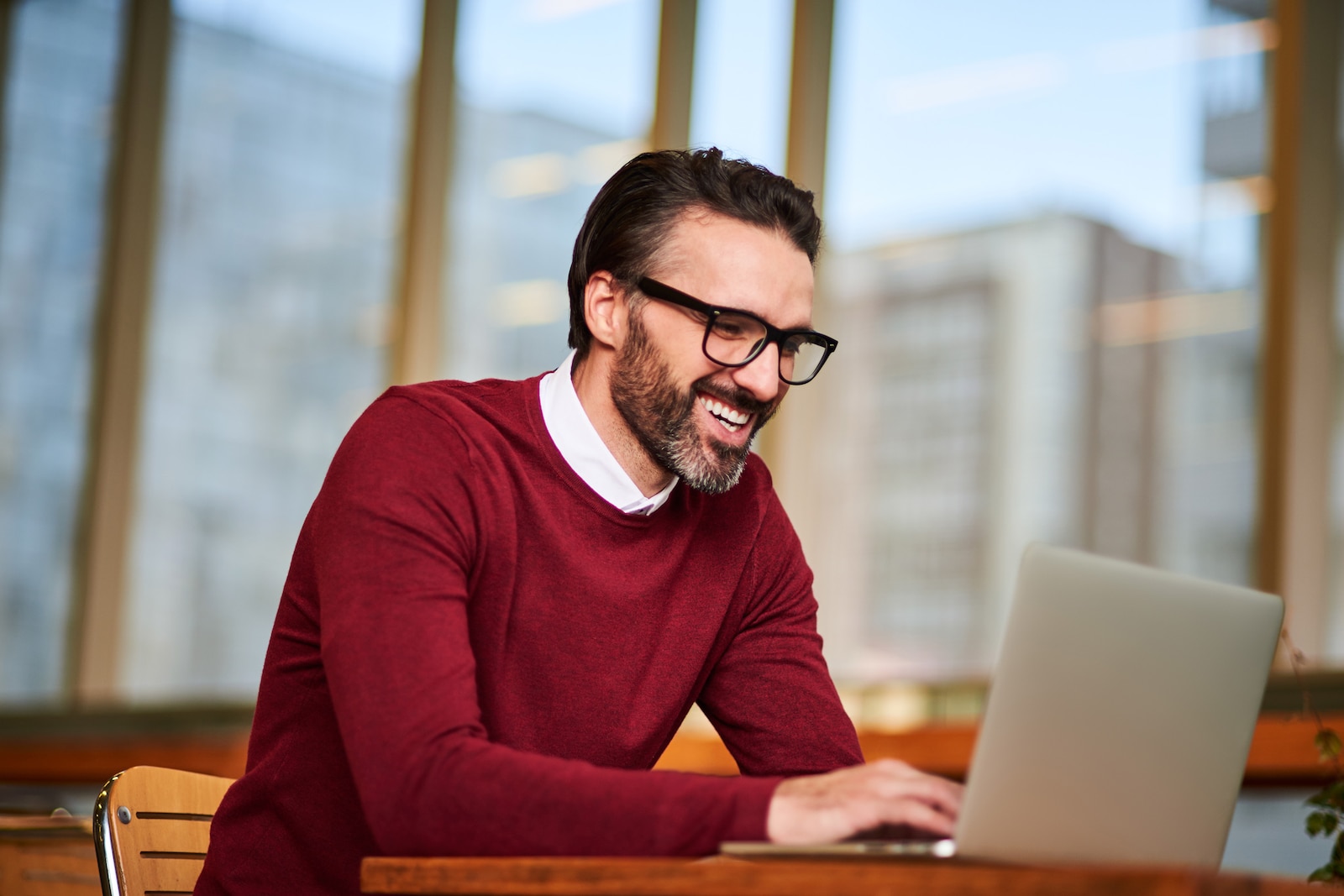 hombre analizando las coberturas de flujos