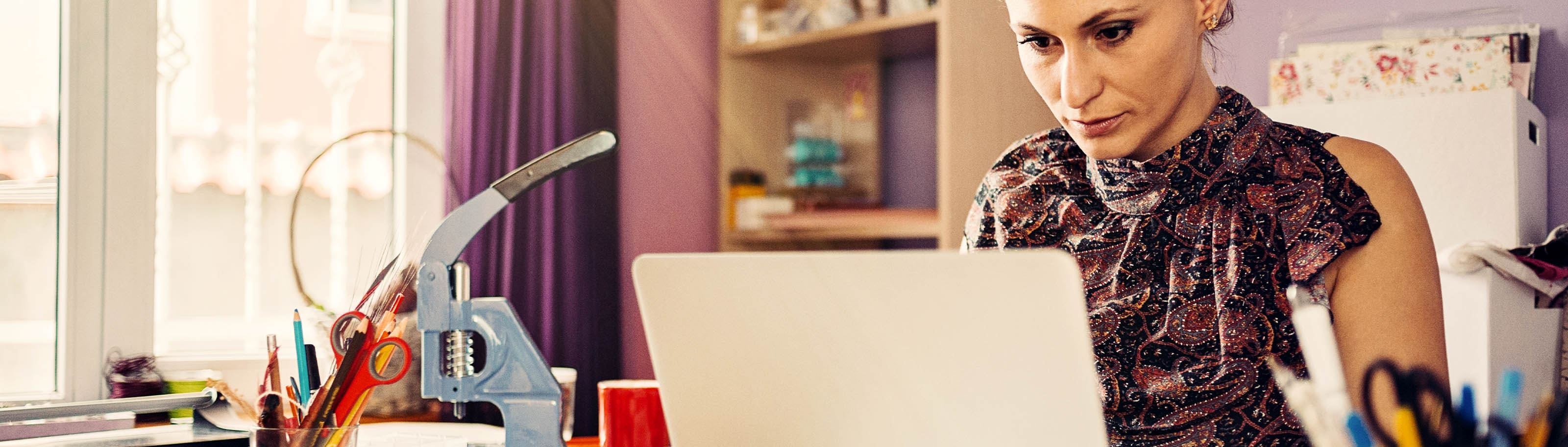 ¿Cómo debe ser un espacio de trabajo en casa?