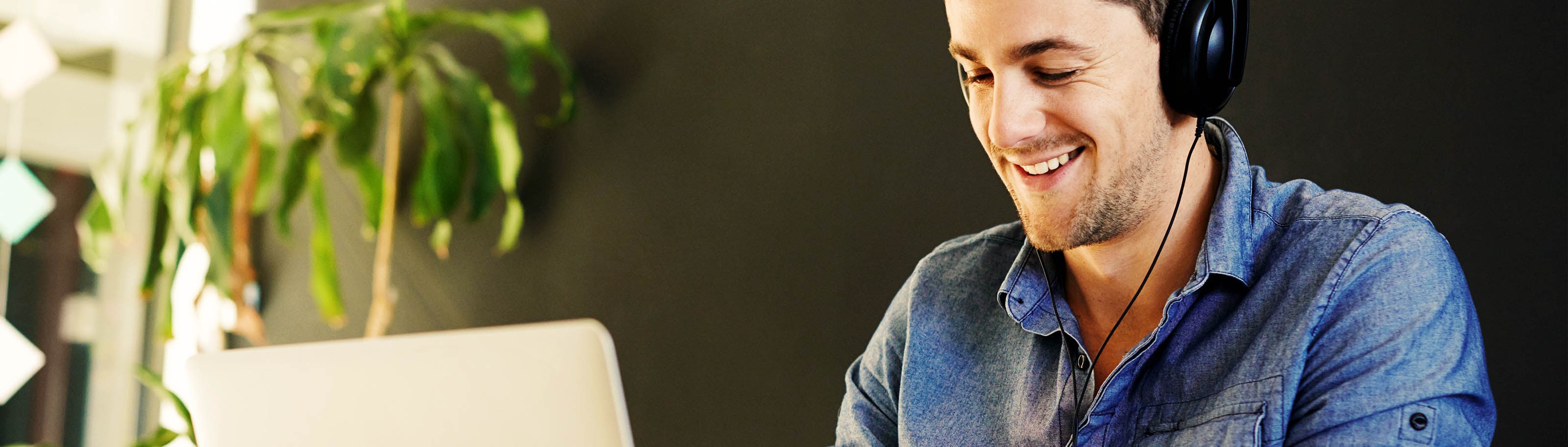 hombre en computadora