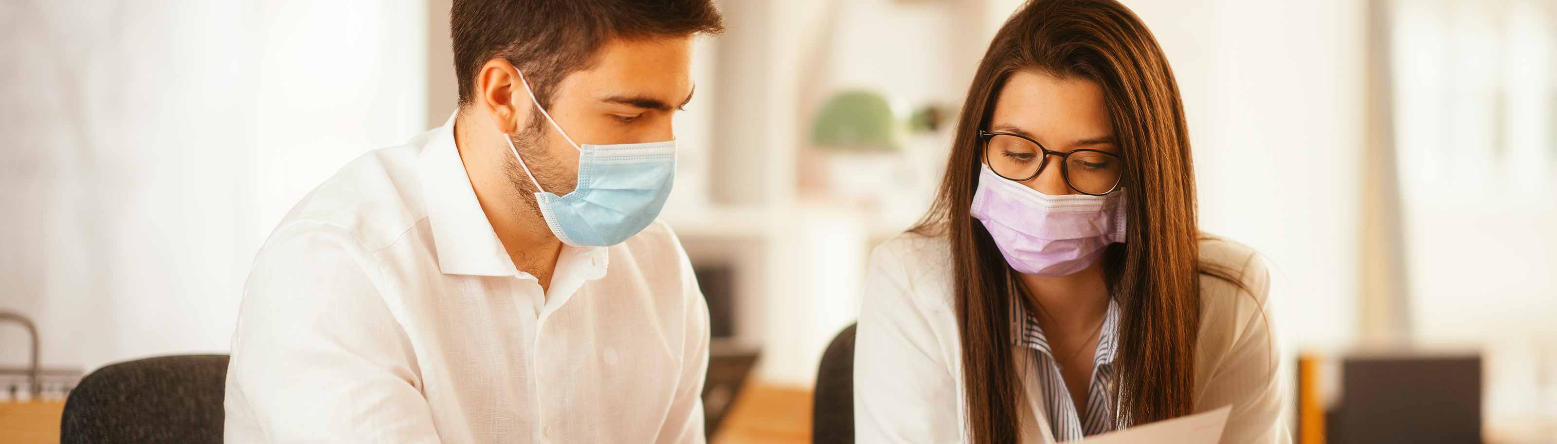 dos personas viendo un documento