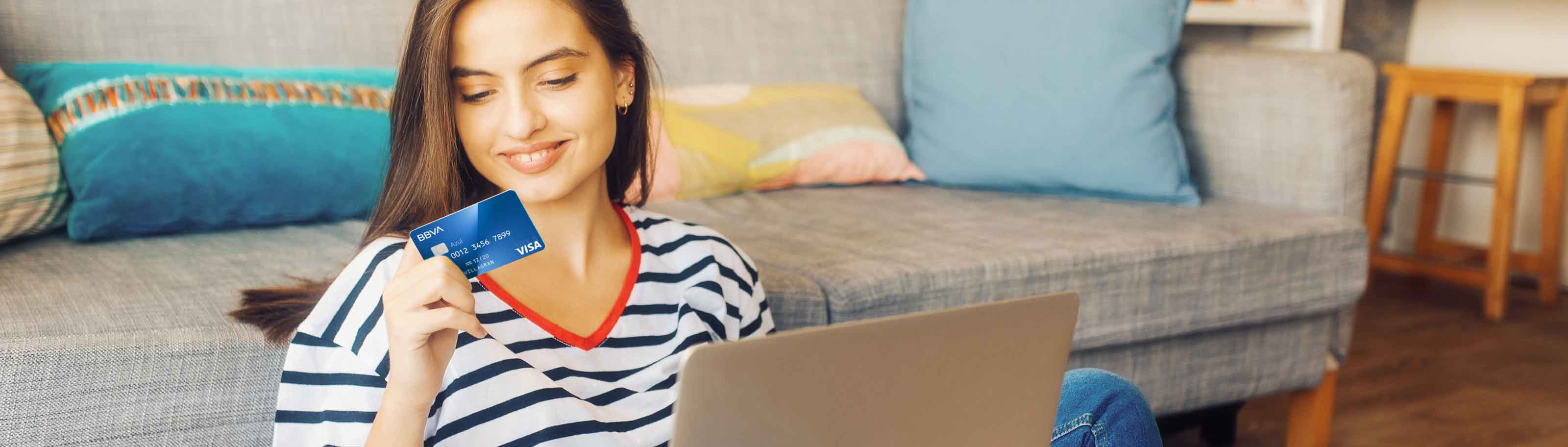 mujer con tarjeta 