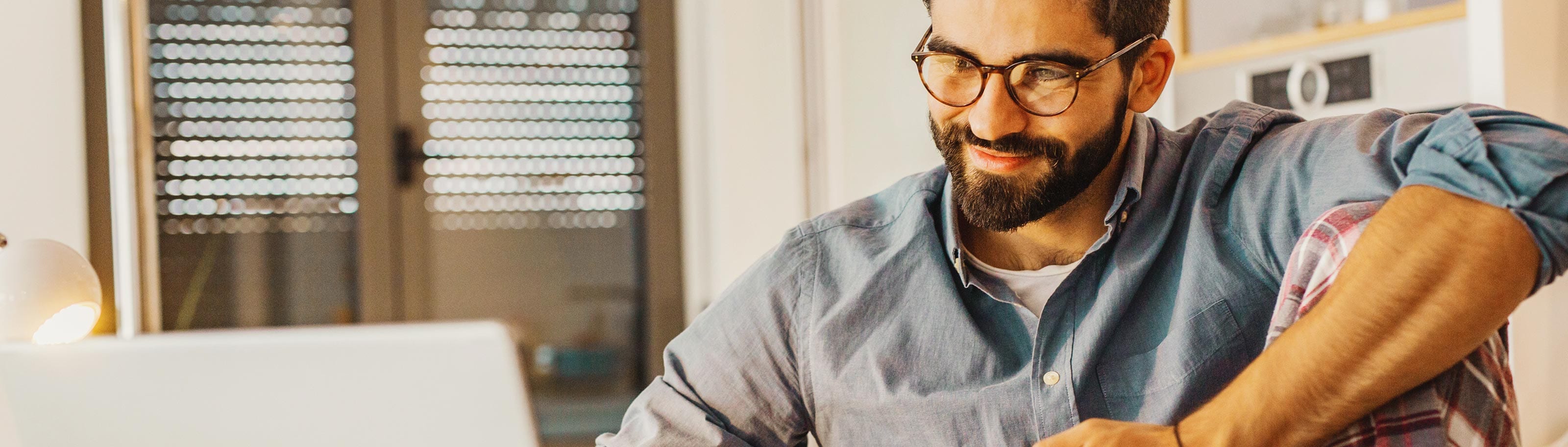 hombre viendo su computadora