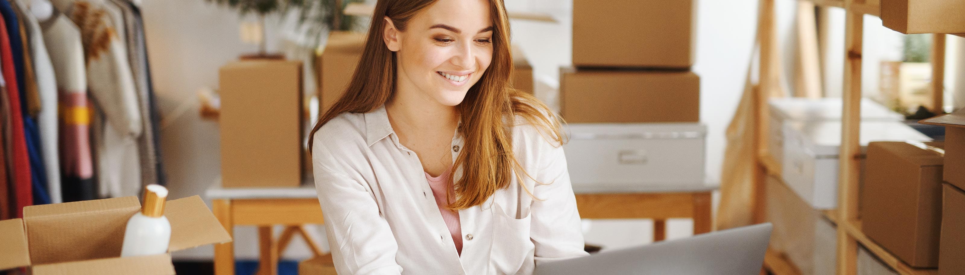 Mujer pidiendo un Préstamo bancario