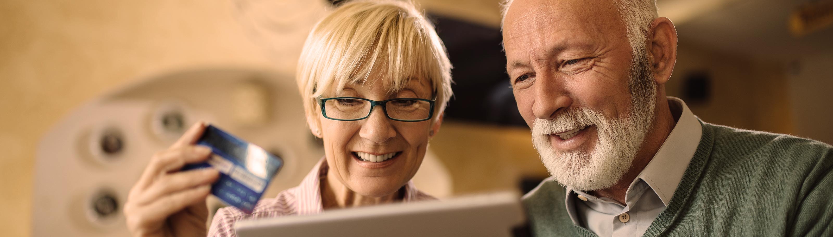 Joven usando tarjeta de crédito