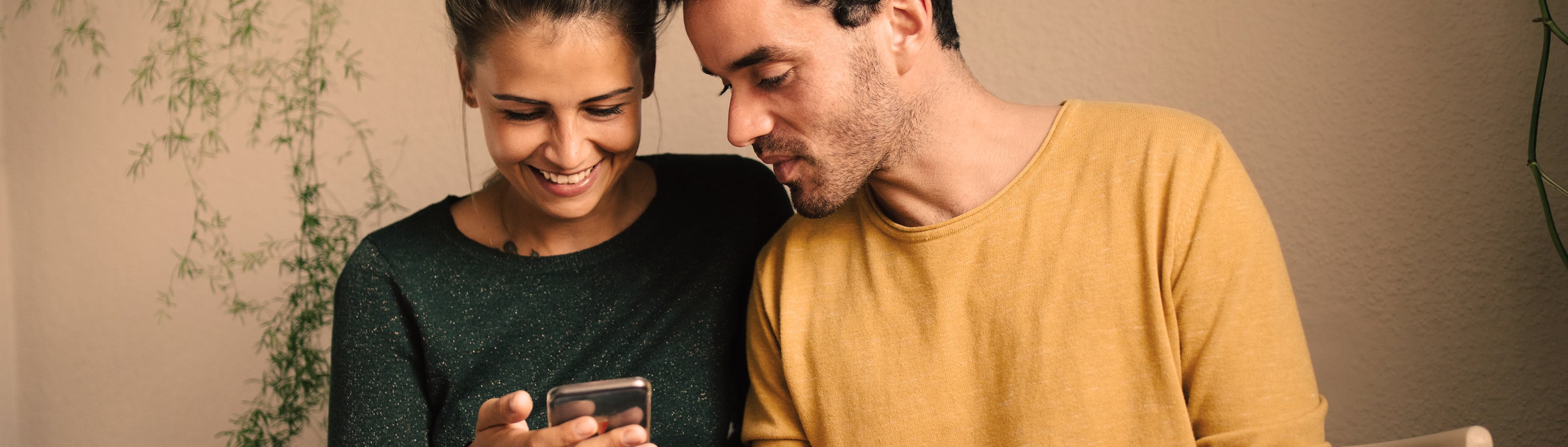 Pareja checando su cuenta digital