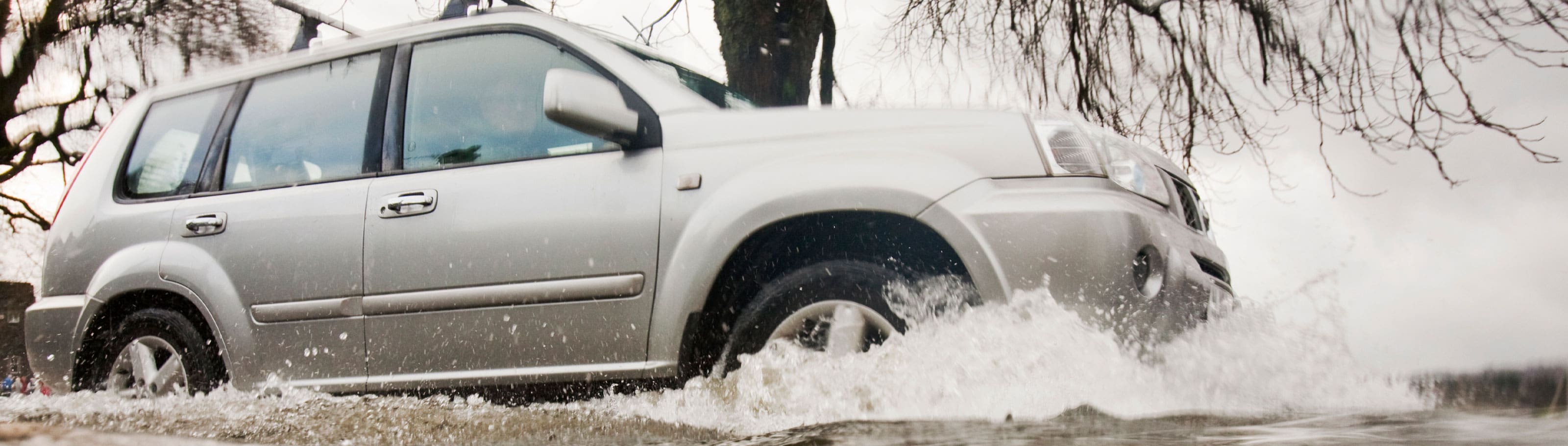 ¿Un seguro de auto cubre inundaciones o no?