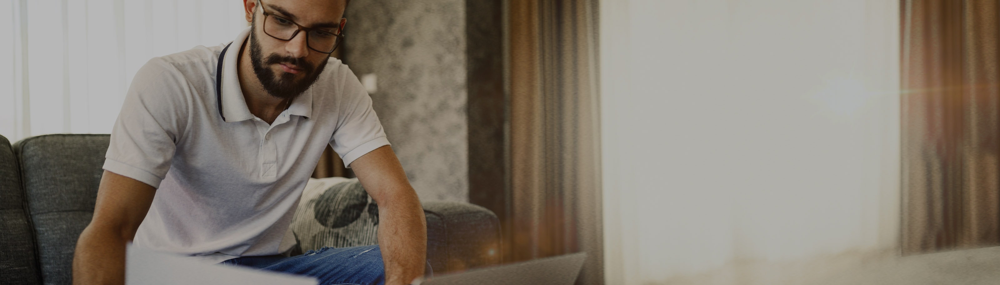 hombre leyendo papeles