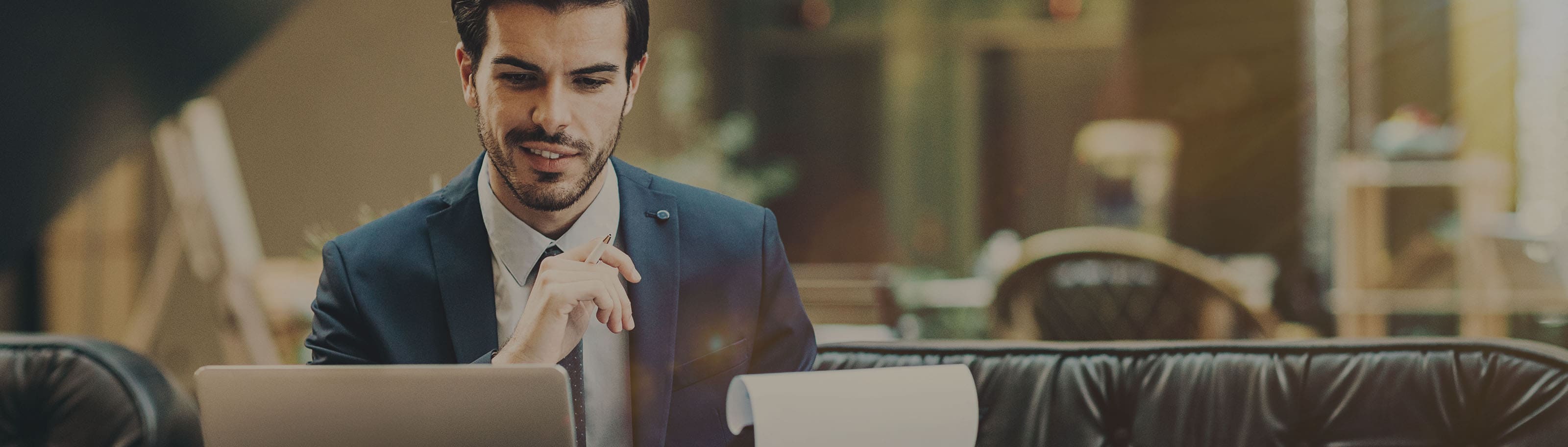 hombre revisando cuenta