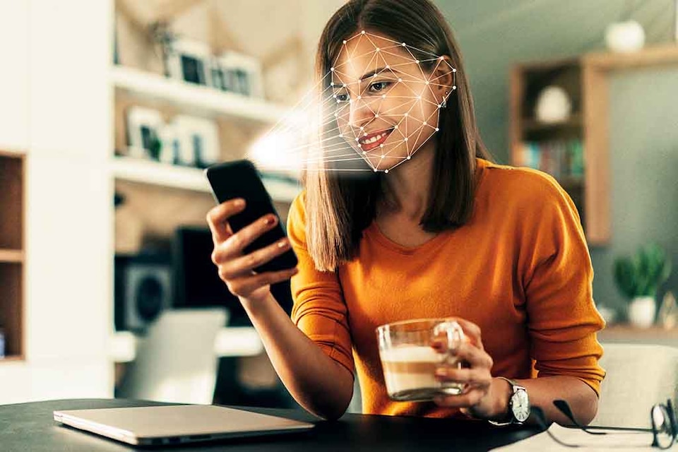 mujer haciendo el reconocimiento facial