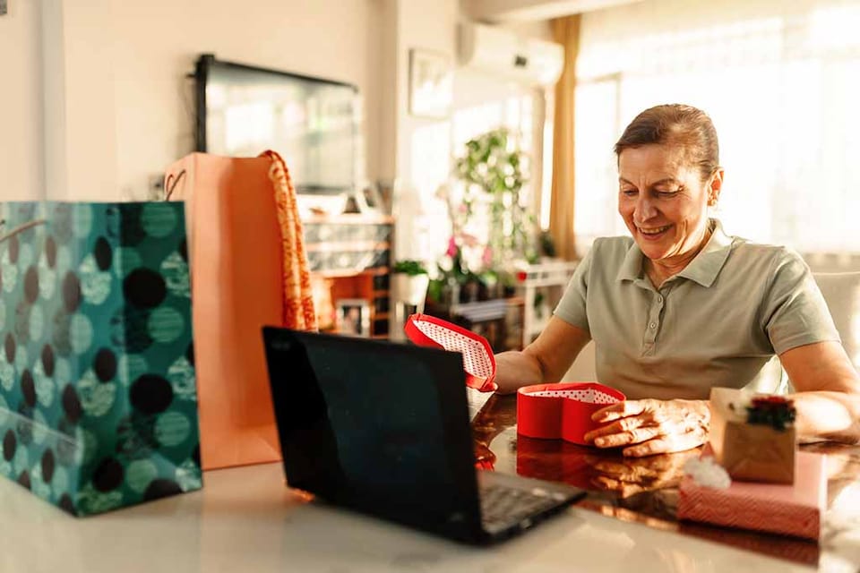 madre recibiendo un regalo