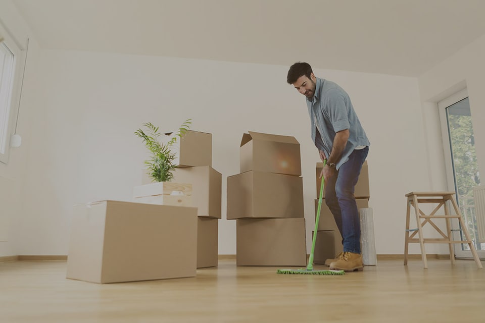 hombre mudándose