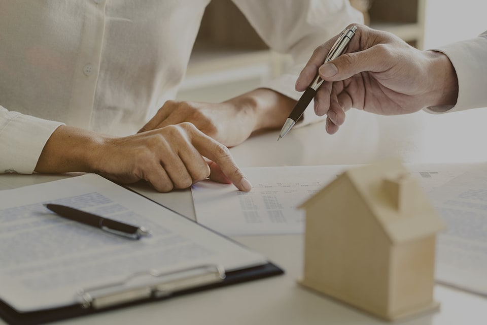 hombre firmando contrato