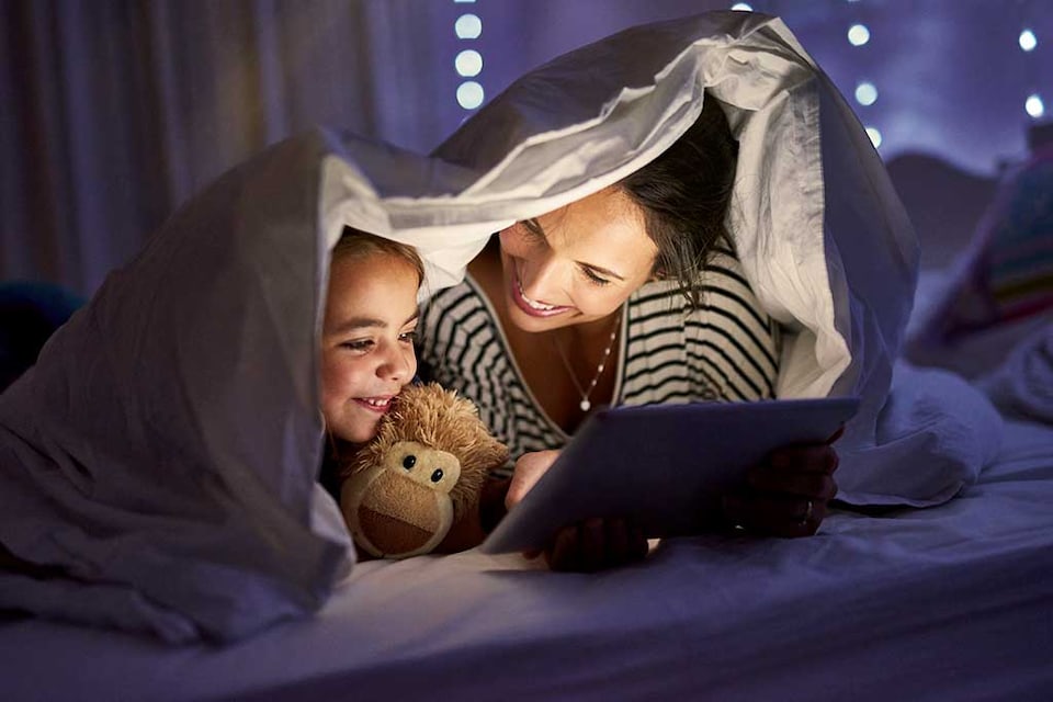 madre leyendo un cuento a su hija