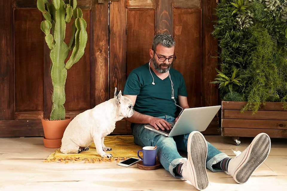 joven viendo su computador