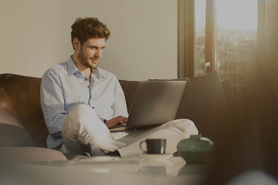 Persona realiza inversión desde su laptop