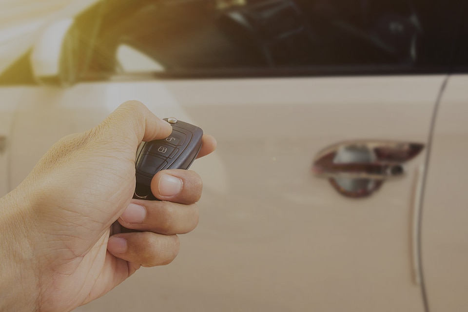 mano con llave de auto