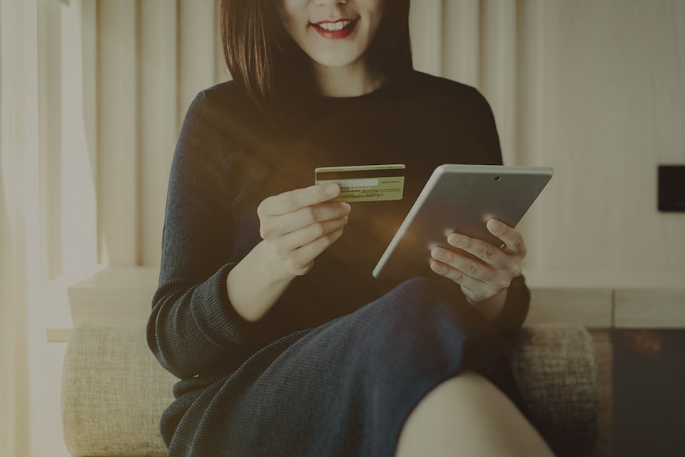 Mujer viendo tarjeta