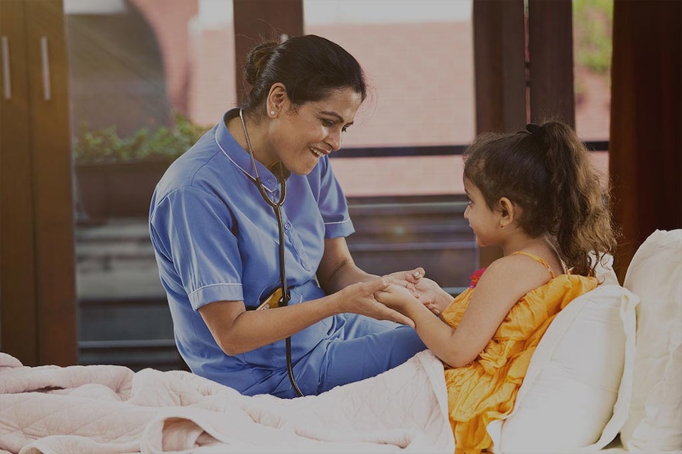 doctora atendiendo a una niña en su casa 