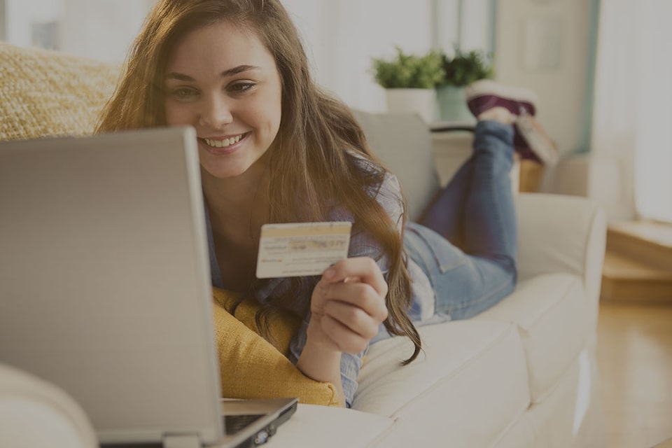 mujer comprando en línea con su tarjeta de crédito 