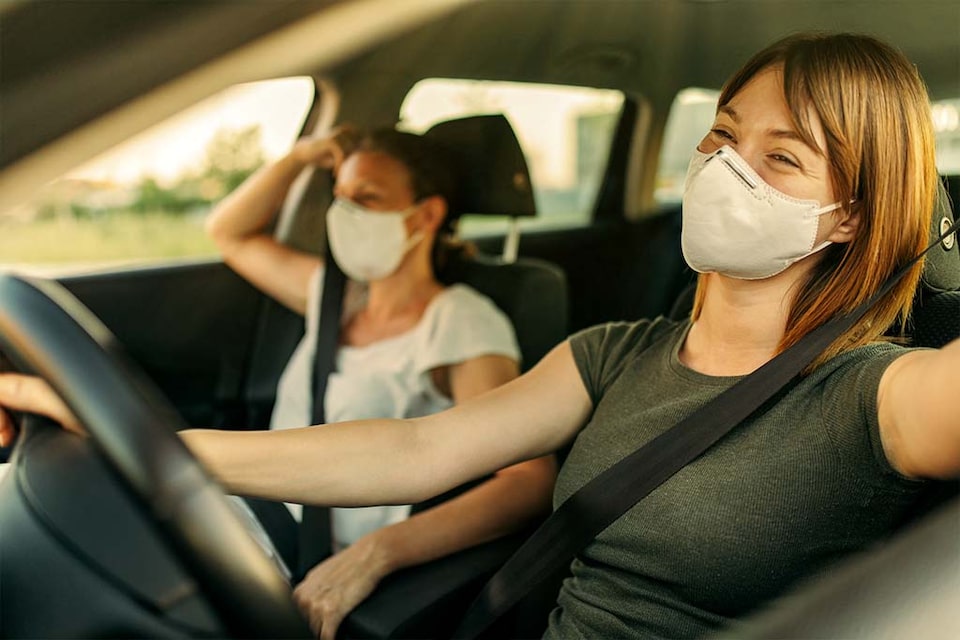 dos mujeres en un auto