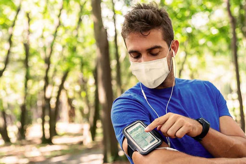 joven haciendo ejercicio y escuchando su celular