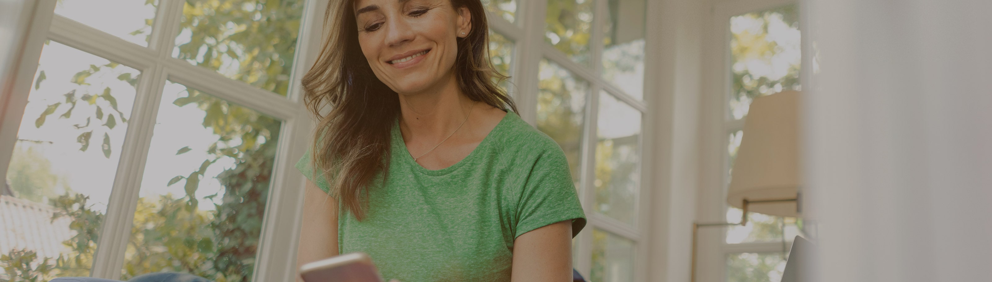 mujer usando asistente de voz