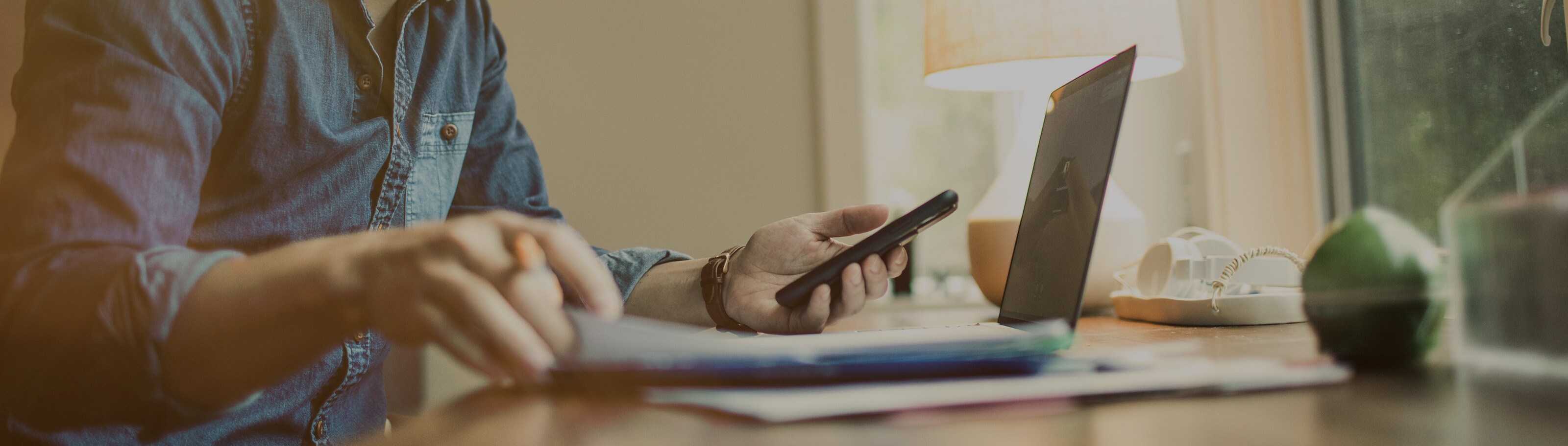 hombre en computador