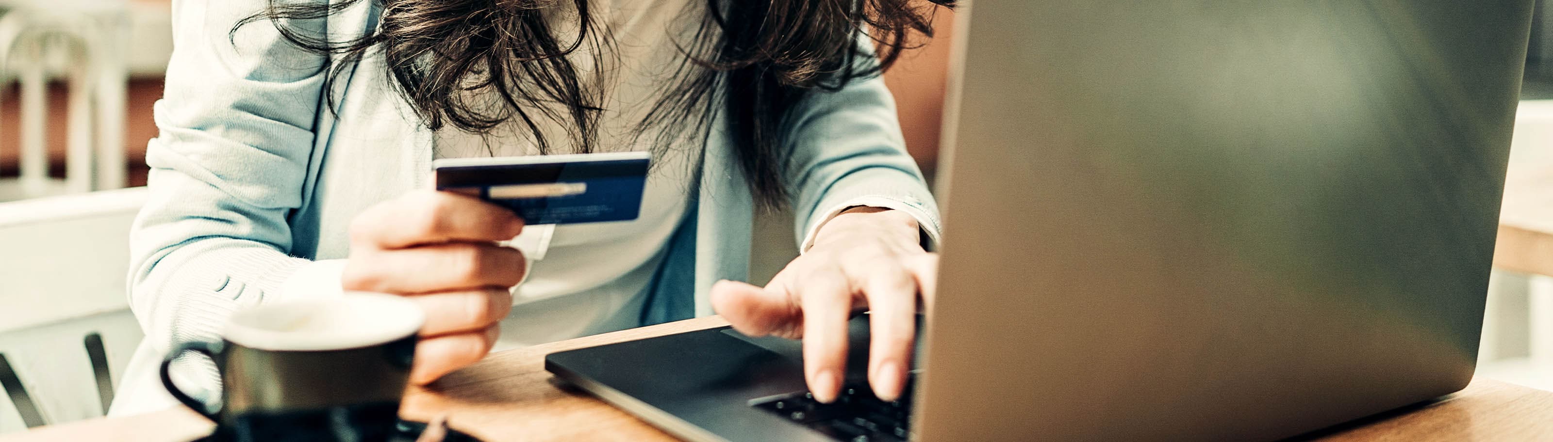 mujer con su tarjeta de crédito