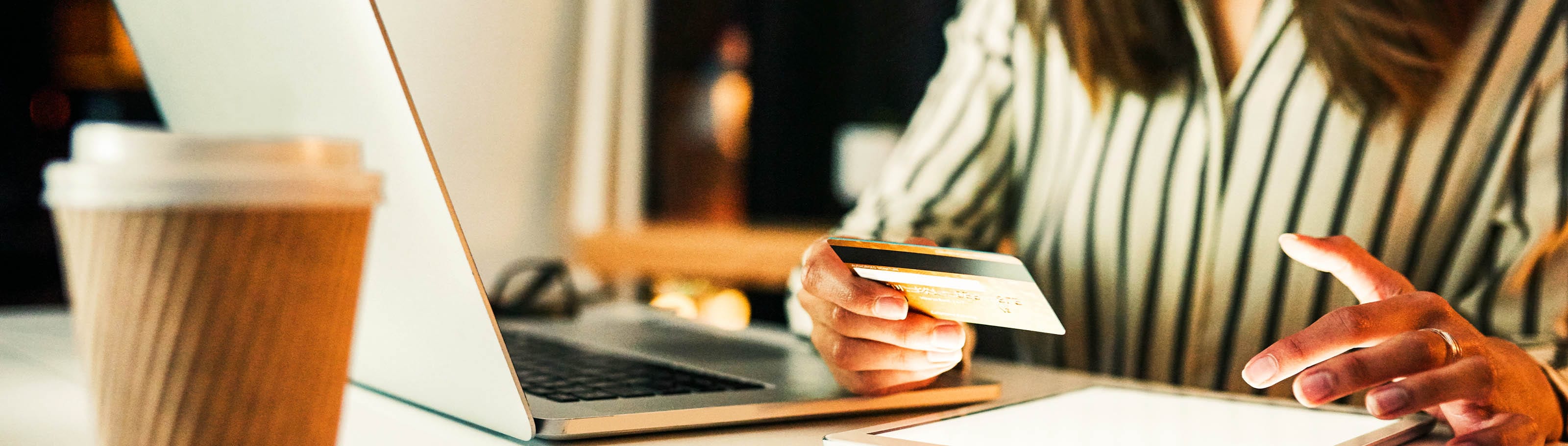 mujer con tarjeta de credito