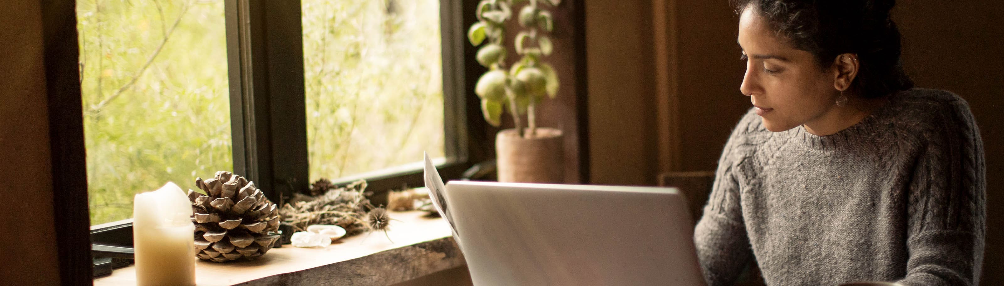 mujer en computadora