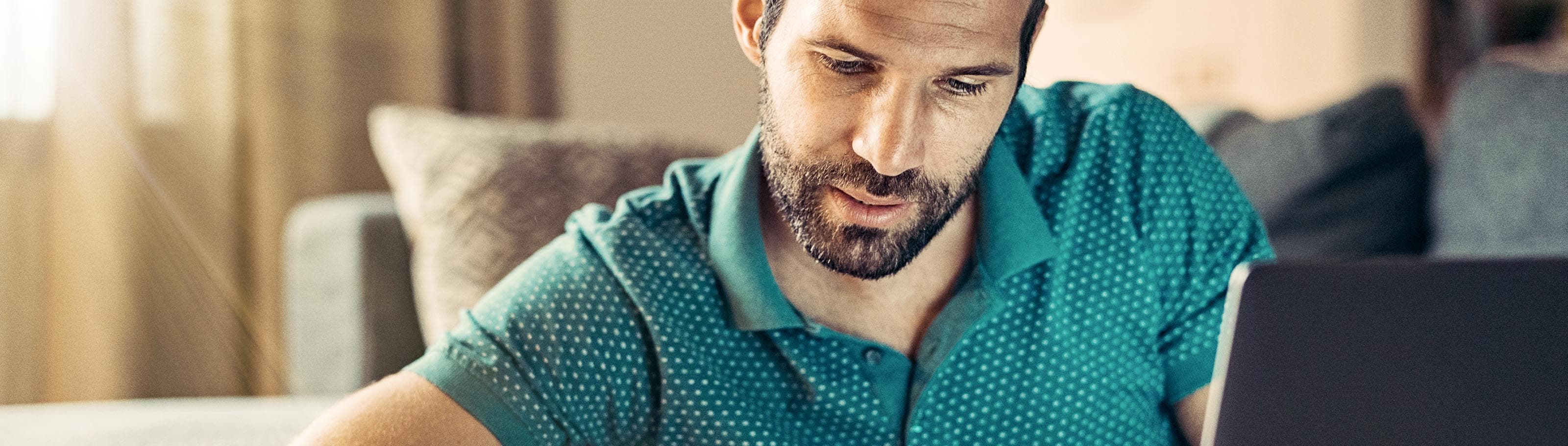 Hombre viendo su computadora