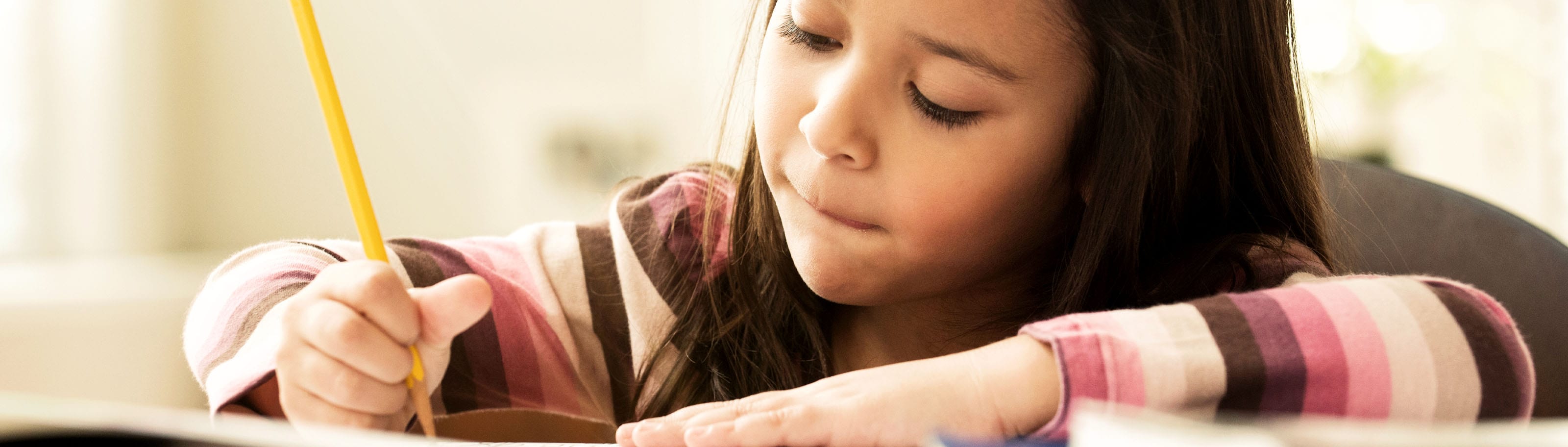 niña haciendo su tarea