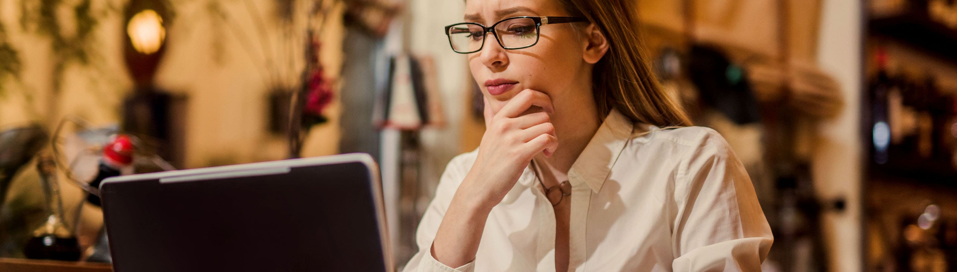 mujer pensando frente a computadora