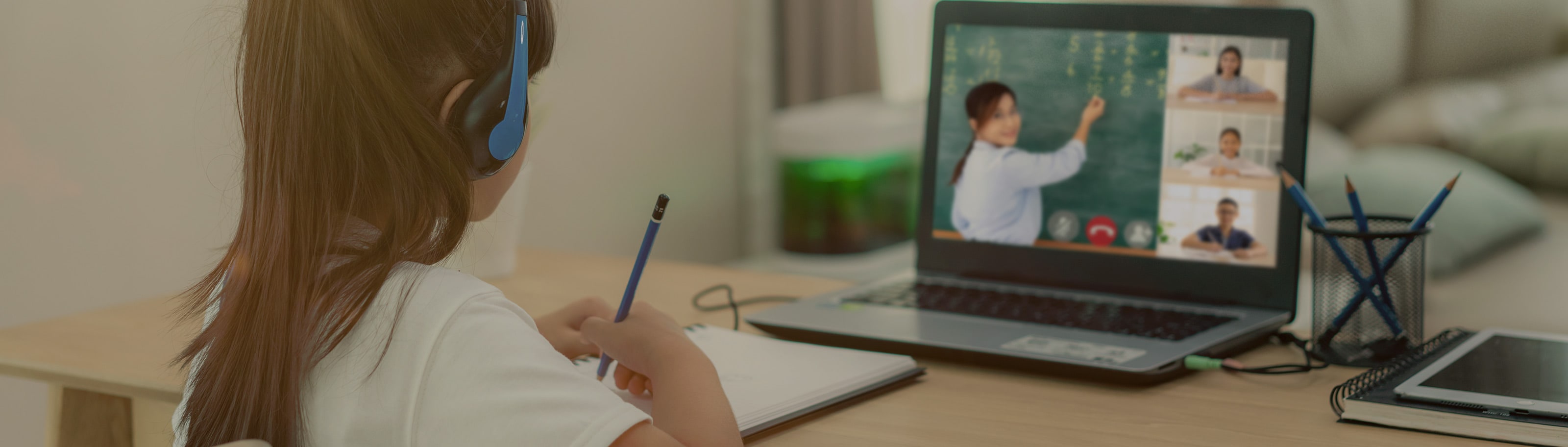 niña tomando clases en línea