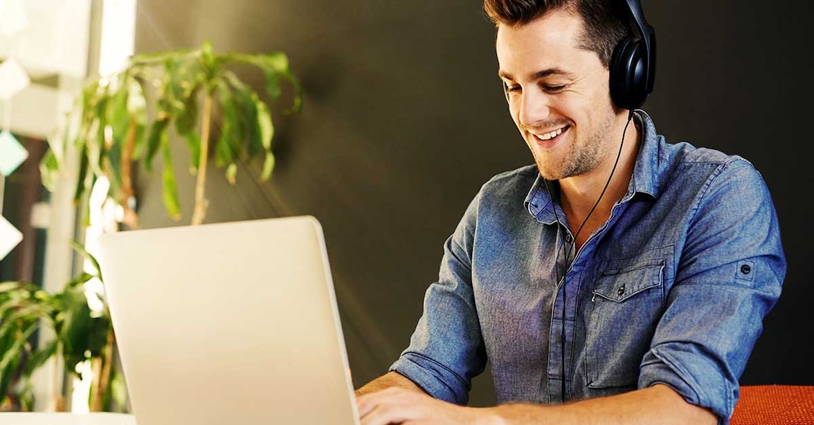 hombre en computador 